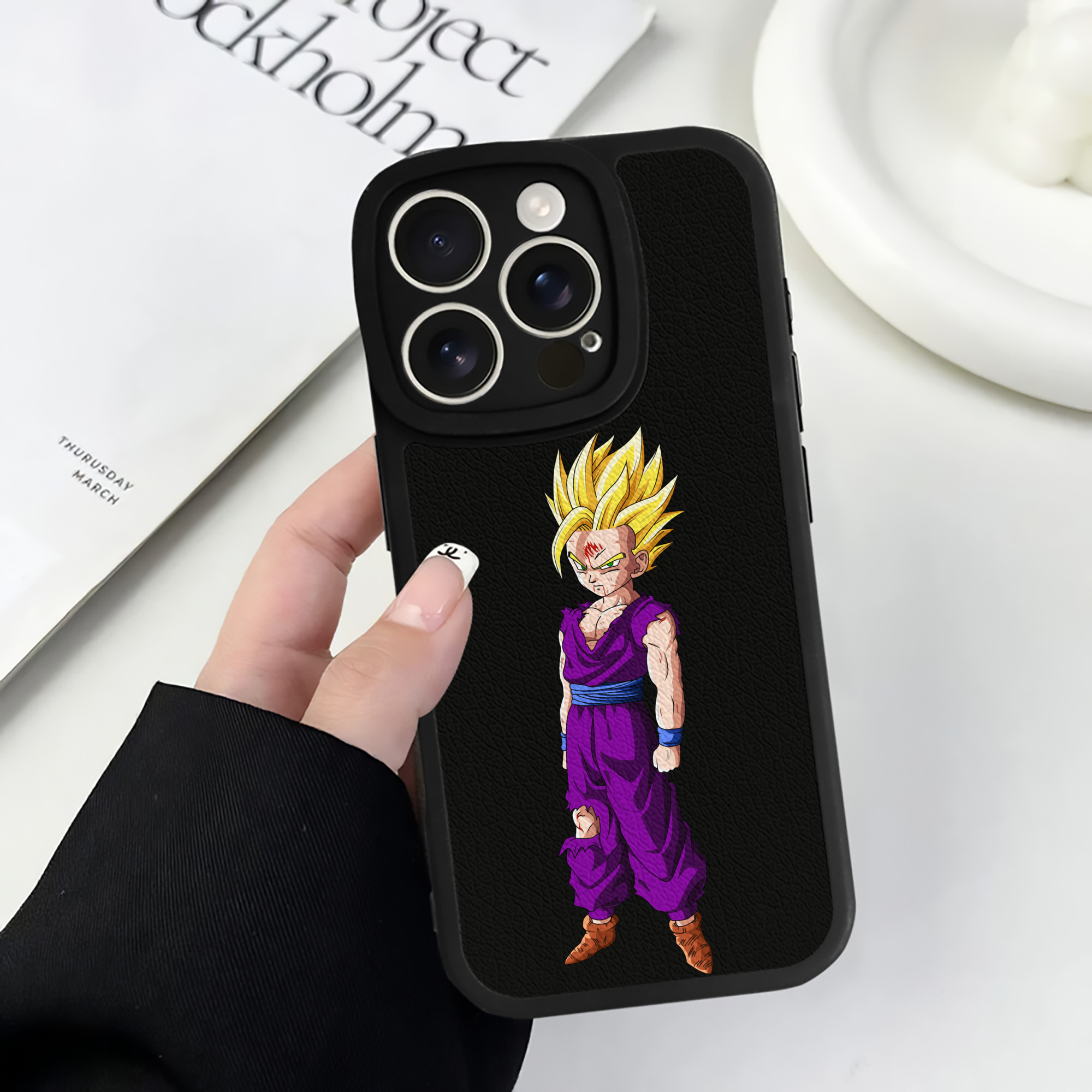（画像用） ドラゴンボール 孫 悟飯（そんごはん）DRAGON BALL Son Gohan 【iPhone 16シリーズ対応】シリコンスマホケース（レザー調） 材質：シリコン